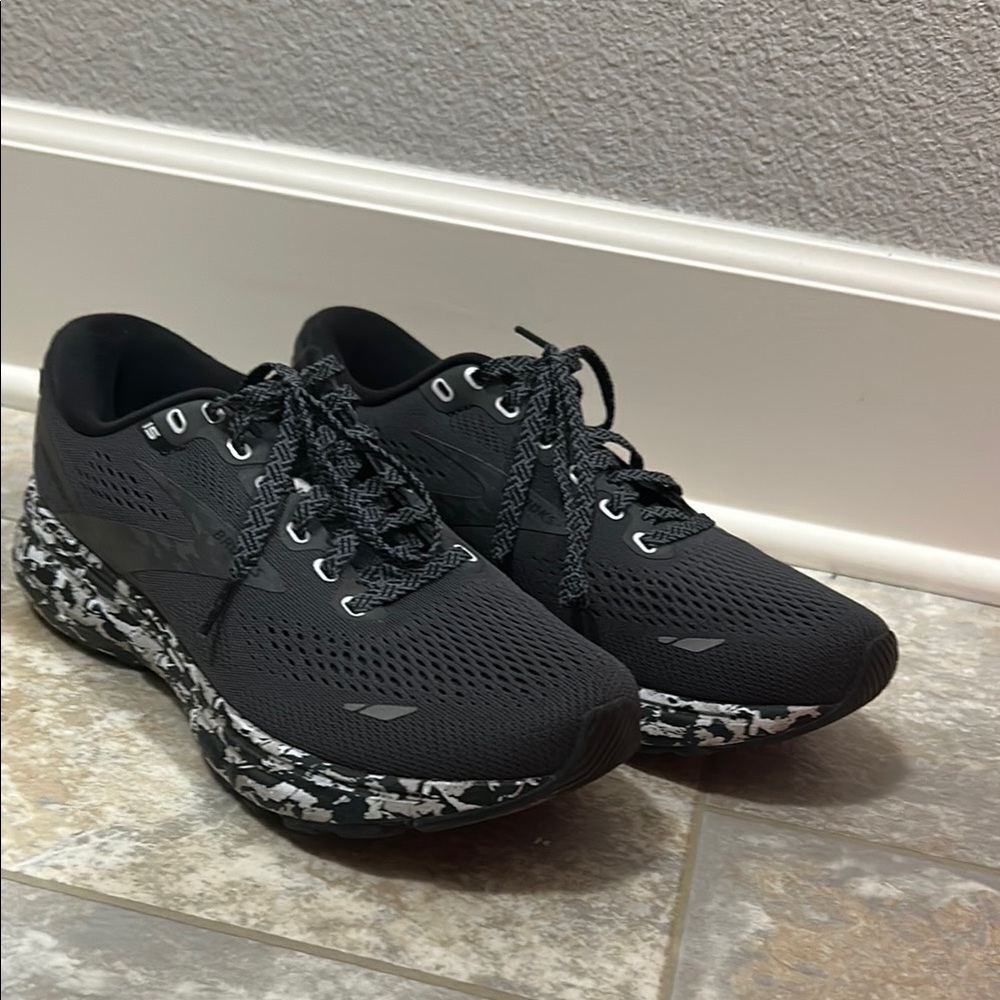 Brooks Ghost— Women's Athletic Shoes - Black and Gray
